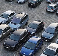 Autos auf einem Hof